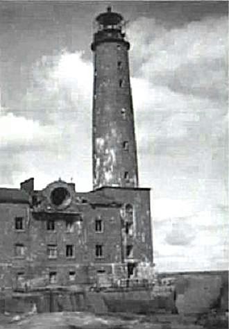 Skador på fyrens södra sida efter striden 1941 -2.JPG
