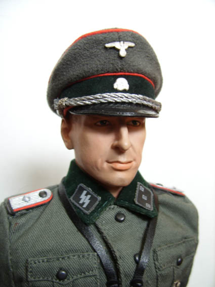 SS Obersturmführer vid artileriet.jpg