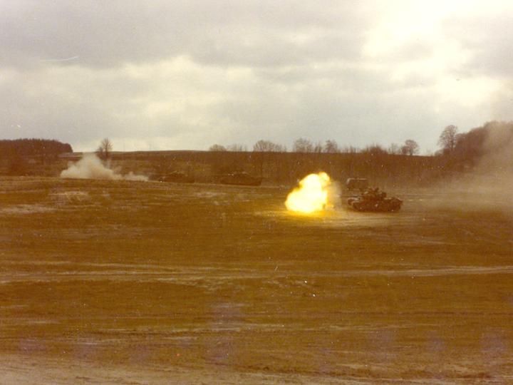 Strv 102 under stridsskjutning i Ravlunda våren 1977.jpg