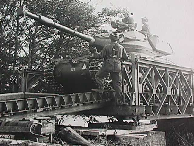 Strv 74 går över Helge å under AFÖ 64.JPG