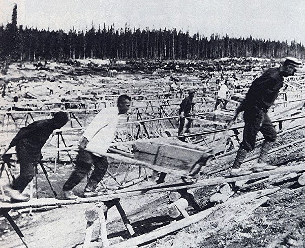 Gulag-fångarna bygger Vitahavskanalen.jpg