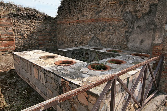 800px-Pompeii_termopolium.jpg