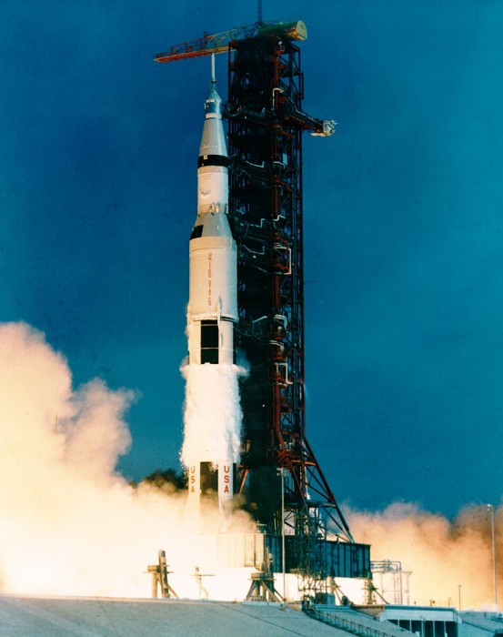 Apollo 11 i proportion till starttornet.jpg