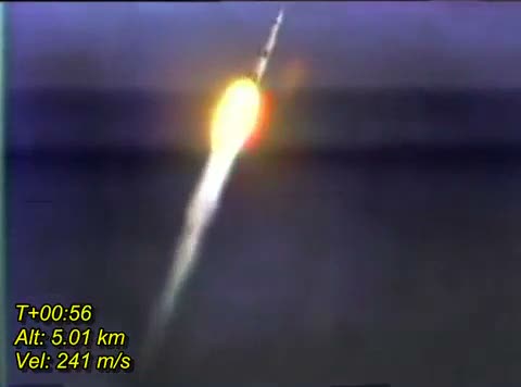 NASA-videon - 56 sekunder efter start - rösten säger 2 miles, men man ser 5 km i rutan.jpg