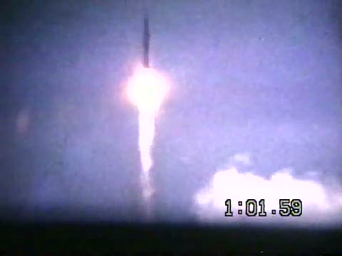 Phil Pollacia - 01.01.59 - raketen i profil med den brinnande lågan under, proportionen är ca 1 mot 1,5-2.jpg