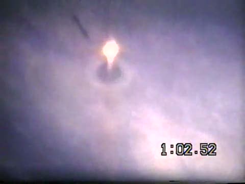 Phil Pollacia - 1.02.52 - lågan slickar mitten av hålet i höjd med molntäckets underkant, raketen befinner sig ca 1,5-2 raketlängder ovanför, skuggan har också gjort ca 2 raketlängder.jpg