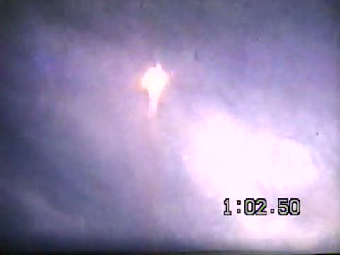 Phil Pollacia - 1.02.50 - raketen har just borrat sig in i molnet, lågan är fortfarande nedanför molntäcket.jpg