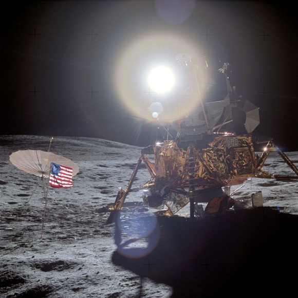 Apollo 14.s landningsmodul och den närliggande terrängen omkring.jpg