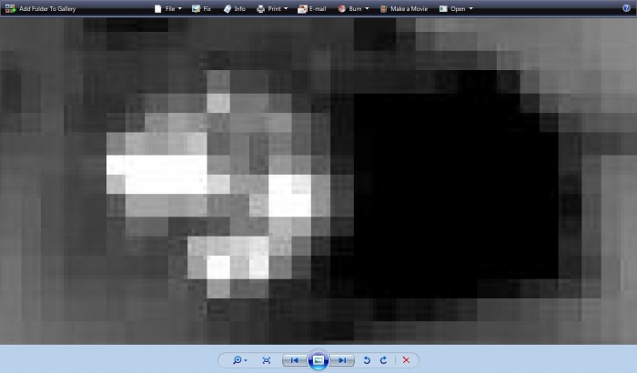 Apollo 14s landningssteg - enligt NASA 3,91 meter bred, men 11-12 pixlar gånger 0,5 meter per pixel ger en bredd på ca 5,5-6 meter.jpg