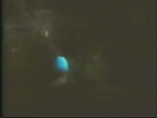 Apollo 11 på väg till månen - bild 2 - starkt blått sken kommer in i kapseln sekunderna efteråt.jpg