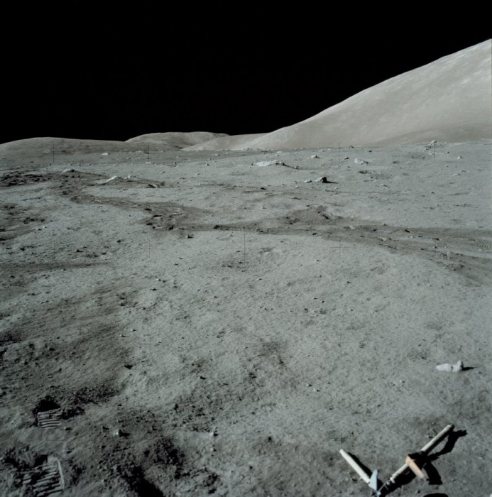 Apollo 17 - vy mot söder i riktning mot Poppie Crater - NASA-bild AS17-137-20885.jpg