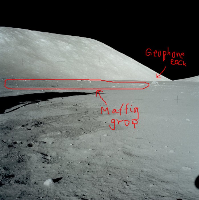 Apollo 17 - vy mot väst i riktning mot Geophone Rock med en JÄTTEGROP till vänster - NASA-bild AS17-147-22493.jpg