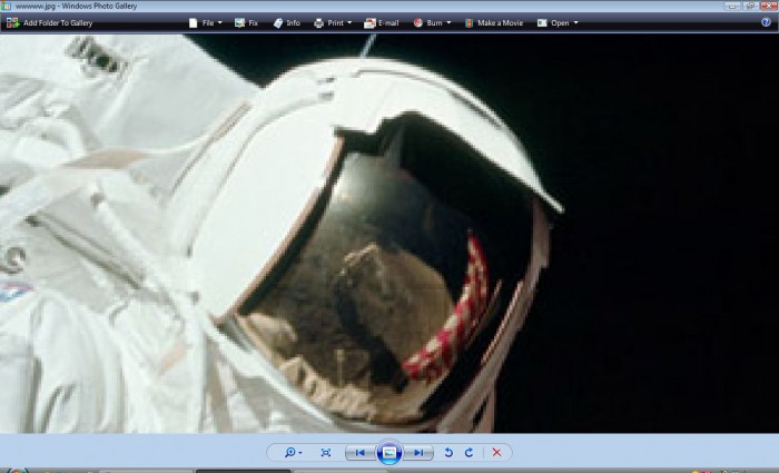 Apollo 17 - båda astronauterna har en ljuskälla i ryggen, men är vända mot varandra under fotograferandet.jpg