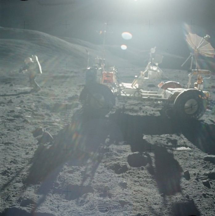 Apollo 17 - bild med två olika ljuskällor - AS17-134-20400.jpg