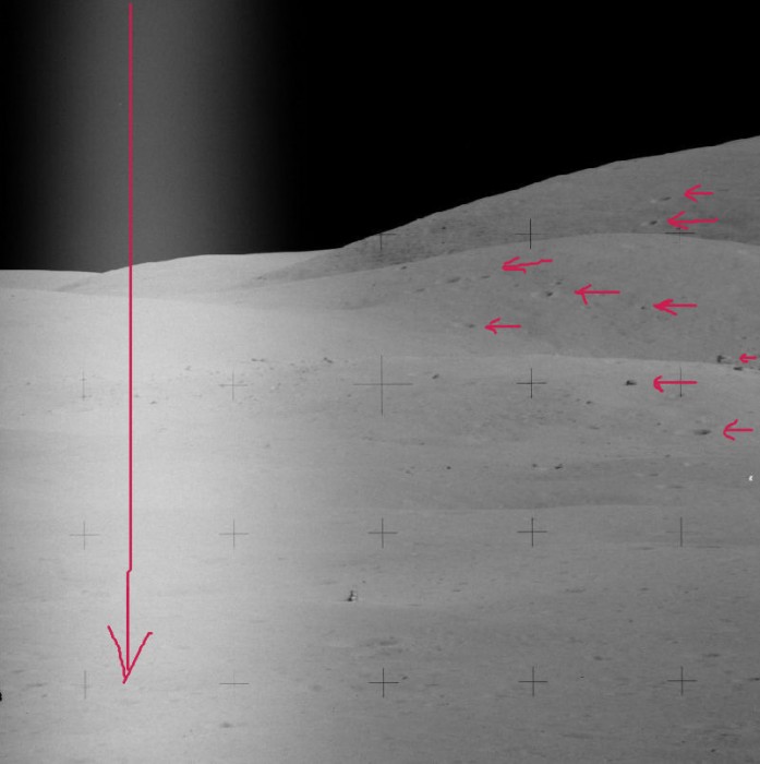 Apollo 16 - solen träffar rakt in i kameran framifrån - kratrarnas skuggor går i motsatt riktning med pilmarkeringar - AS16-112-18270.jpg