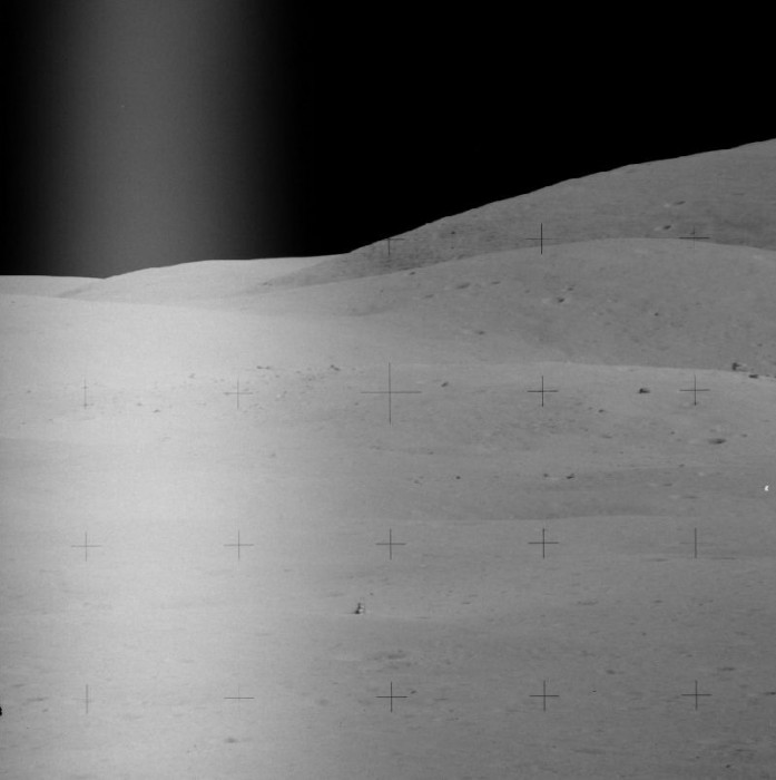 Apollo 16 - solen träffar rakt in i kameran framifrån - kratrarnas skuggor går i motsatt riktning - AS16-112-18270.jpg