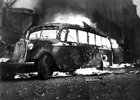 i flammor utanför busstationen.jpg