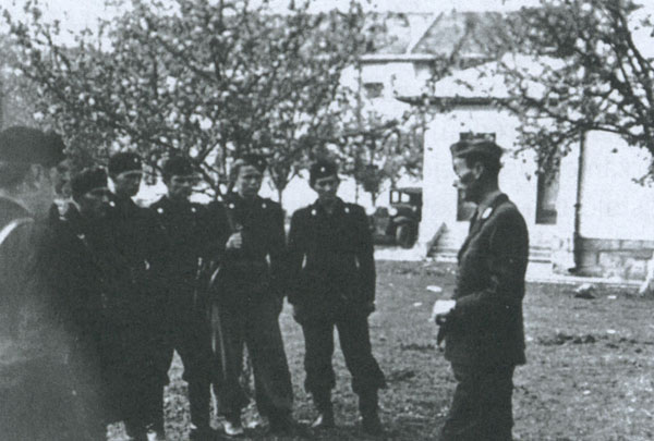 francetic förbereder en grupp ustasa för anfall mot Livno.jpg