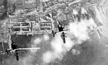 Halifaxbombare över Brest juni 1941.jpg