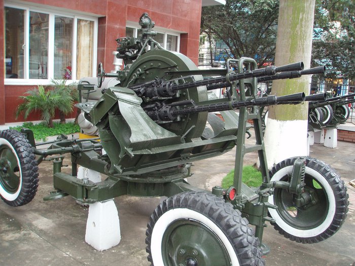 Fyrpipig luftvarnskanon.jpg