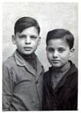 Donald Prager m. sorebror Gail 1942.jpg