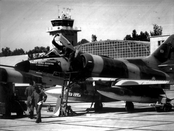 Argentine_A-4C_parked_during_Falklands_War_1982.jpg