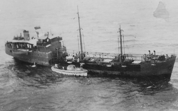 GRAF SPEEs barkass med AFRICA SHELL november 1939.jpg