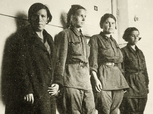 s.k. Flintenweiber.jpg