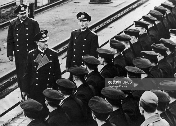 Amiral Raeder inspekterar.jpg