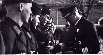 Kpt Rogge dekorerar varenda man.....jpg