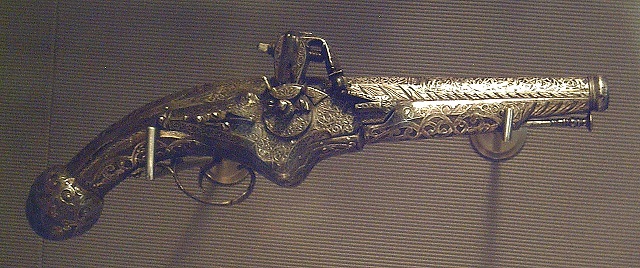 1280px-Pistola_española_de_llave_de_rueda_s__XVII_(M_A_N_)_01.jpg