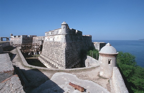 1280px-Castillo_del_Morro_by_Glogg_4.jpg