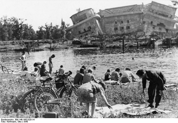Zoo-bunkern Berlin efter sprængning 1947.jpg