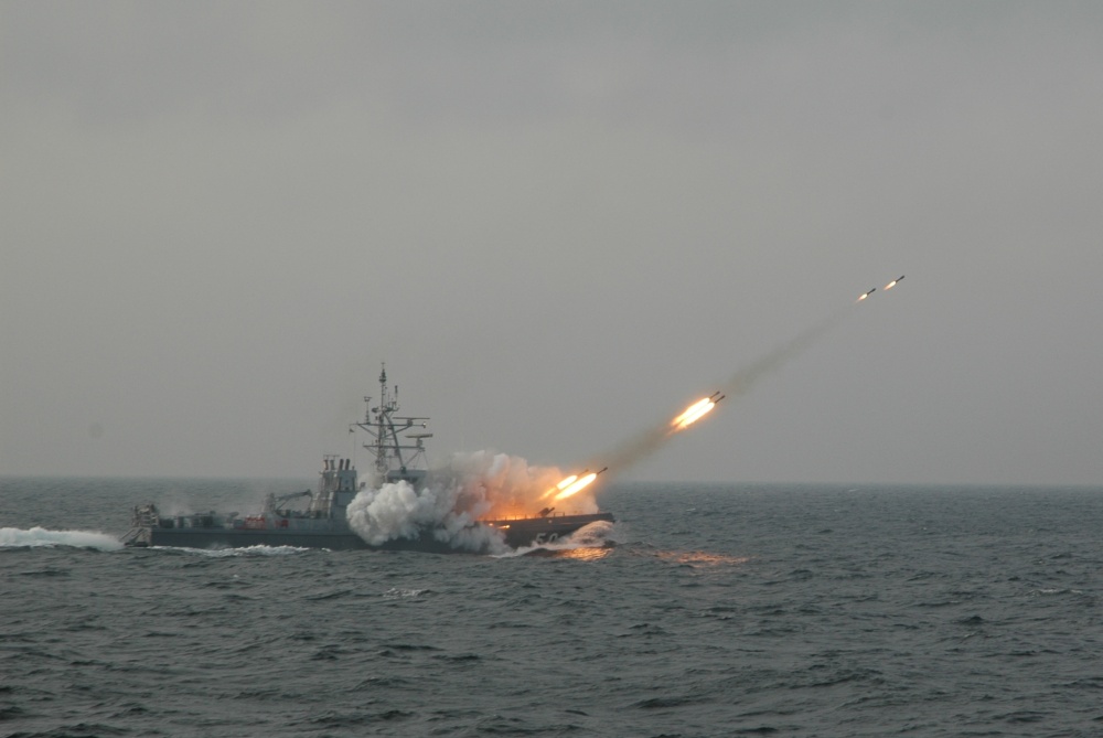 051020 Kiisla avfyrar en salva antiubåtsraketer typ RBU1200_1000.jpg