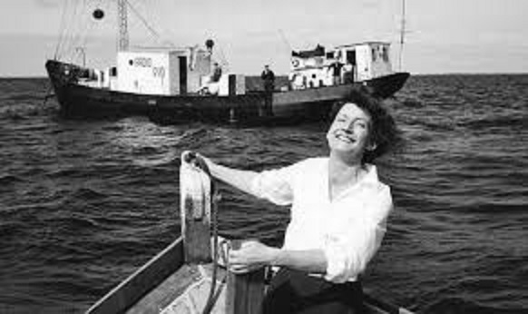 en tjej med en baat -.jpg