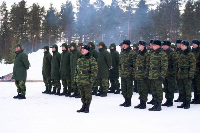 De svenska och de ryska soldaterna uppställda under invigningsceremonin på Tåme skjutfält..jpg