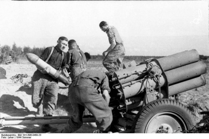1397126341_bundesarchiv_bild_101i-696-0450-23_russland_beladen_eines_raketenwerfers.jpg
