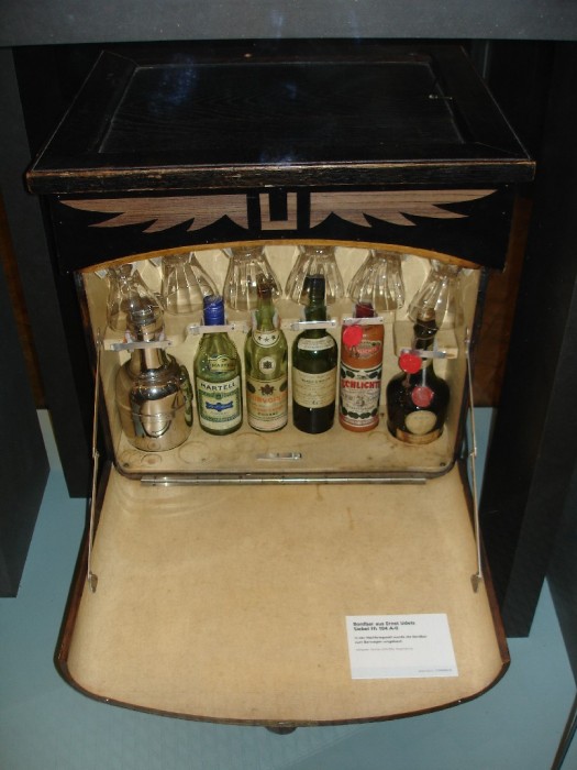 flygande barskåp.jpg