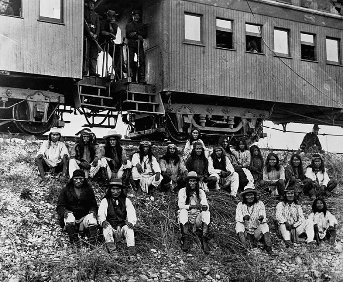 Apacher i fångenskap på väg till Florida 1886.jpg
