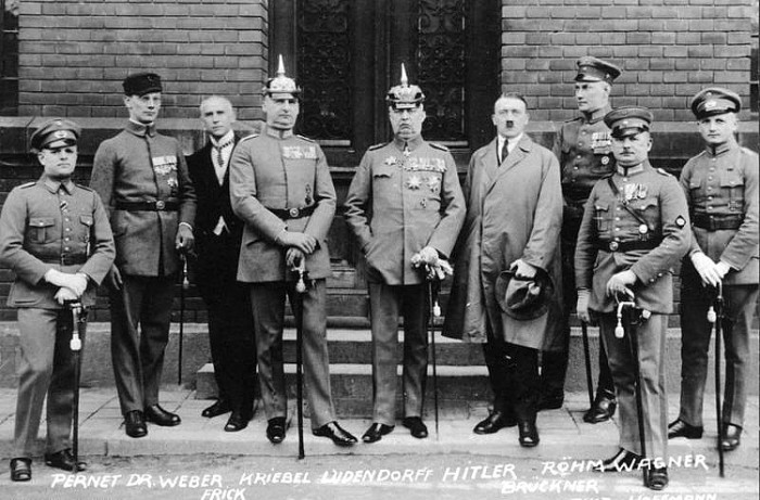 csm_Bundesarchiv_Bild_102-00344A__Muenchen__nach_Hitler-Ludendorff_Prozess_retouched_c1e350c922.jpg