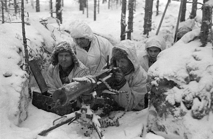 A_Finnish_Maxim_M-32_machine_gun_nest_during_the_Winter_War.jpg