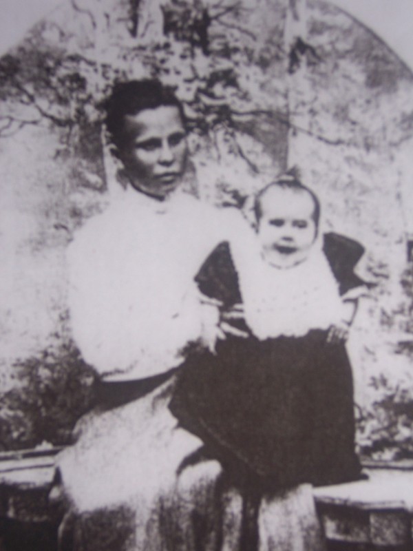 Gammelmormor i hennes mors knä.jpg