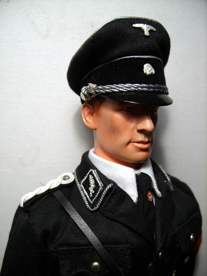 SS Standartenführer snett från sidan.jpg