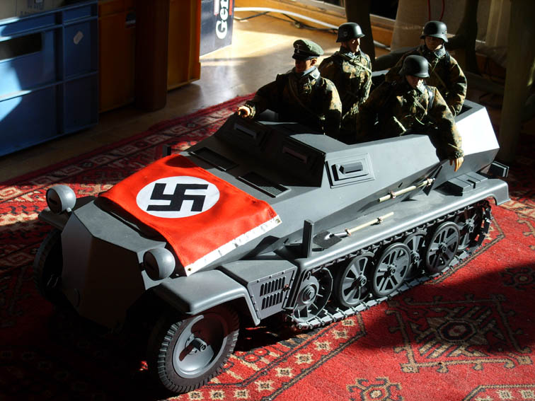 SdKfz 250 med flagga.jpg