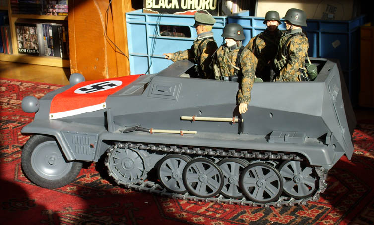 SS reg 2 Germania i sin SdKfz från sidan.jpg