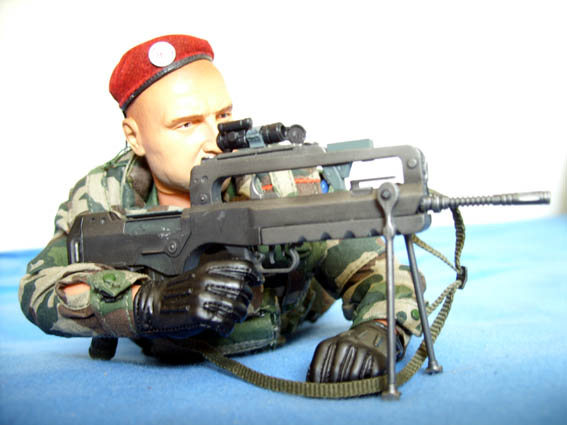 Främlingslegionär med Famas.jpg