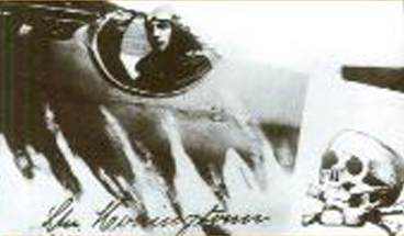 Lt. Kurt Mönnington från Jasta 15 med sin dödskallemärkta Albatross D V.jpg