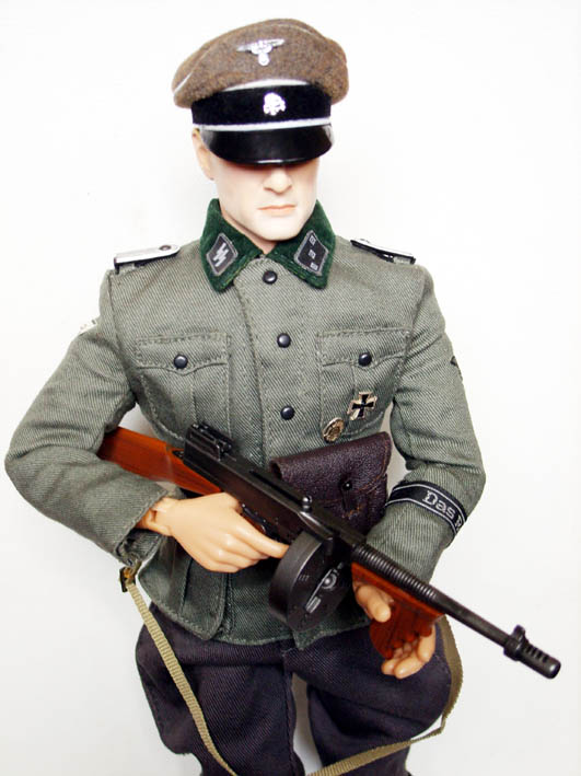 Officer med M1928.jpg