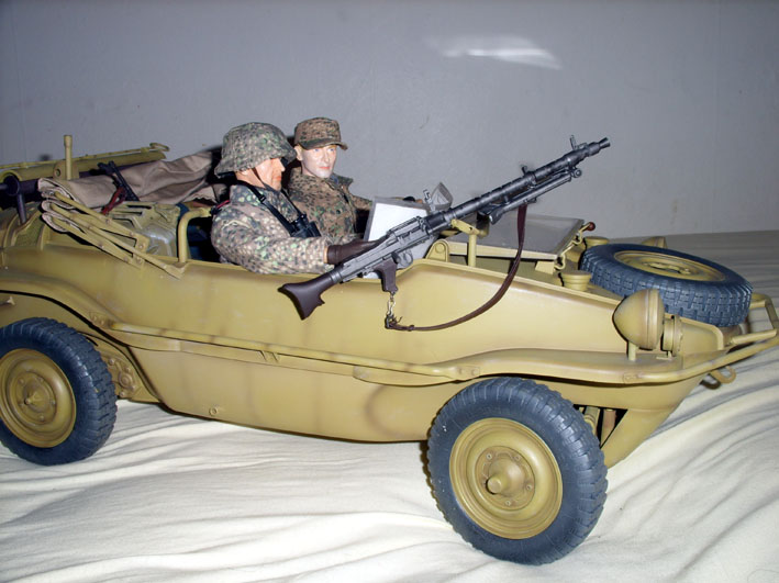 Schwimmwagen på väg.jpg