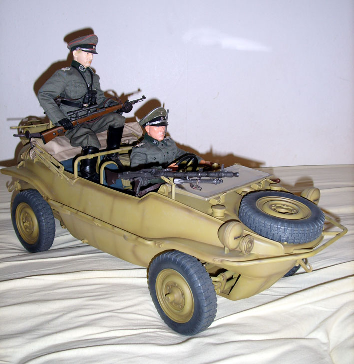 Schwimmwagen med två man.jpg